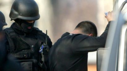 Trei persoane reţinute la Braşov pentru evaziune fiscală şi spălare de bani