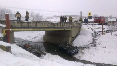 Maşină căzută peste parapet în localitatea Chendu