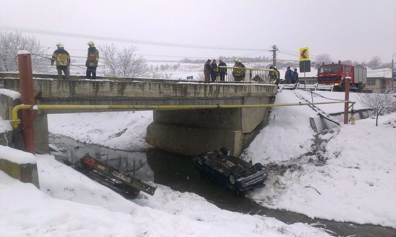 Maşină căzută peste parapet în localitatea Chendu Maşină căzută peste parapet în localitatea Chendu