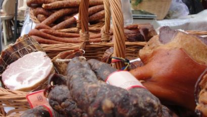 Sute de turişti şi localnici au participat la Balvanyoş, judeţul Covasna, la un festival gastronomic