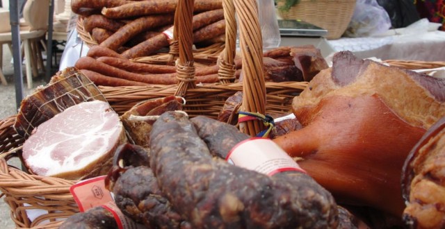 Sute de turişti şi localnici au participat la Balvanyoş, judeţul Covasna, la un festival gastronomic Sute de turişti şi localnici au participat la Balvanyoş, judeţul Covasna, la un festival gastronomic