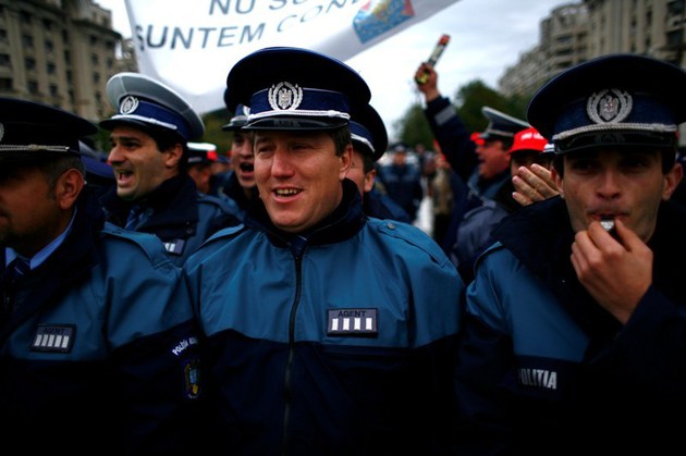 Peste 200 de poliţişti locali au protestat în Piaţa Constituţiei Peste 200 de poliţişti locali au protestat în Piaţa Constituţiei