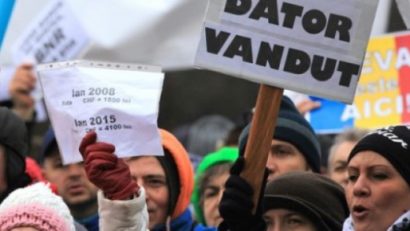 Protest în faţa Palatului Parlamentului a persoanelor cu credite în franci elveţieni