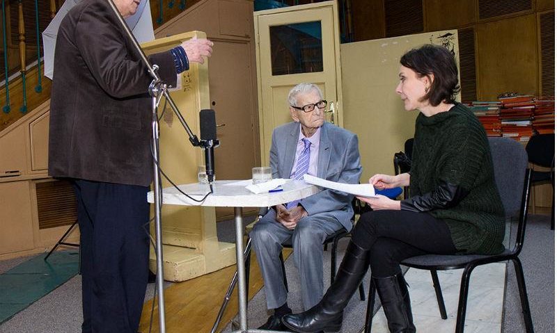 Radu Beligan, invitat, la 96 de ani, în studiourile Radio România, pentru înregistrarea „Lecţiei de violoncel” Radu Beligan, invitat, la 96 de ani, în studiourile Radio România, pentru înregistrarea „Lecţiei de violoncel”