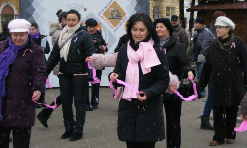 Ziua Internaţională de luptă împotriva Cancerului marcată printr-un flashmob la Tîrgu-Mureş Ziua Internaţională de luptă împotriva Cancerului marcată printr-un flashmob la Tîrgu-Mureş