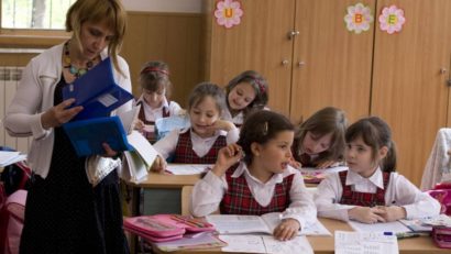 Elevii şi preşcolarii încep luni cursurile semestrului al doilea