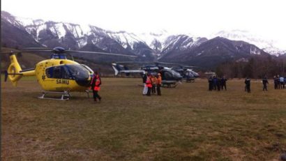 În Alpii francezi continuă operaţiunile de căutare în zona în care s-a prăbuşit avionul companiei Germanwings