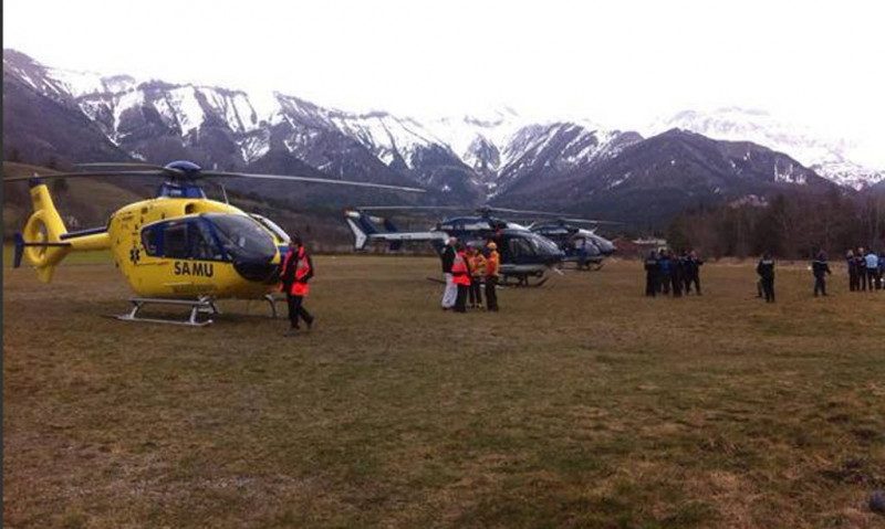În Alpii francezi continuă operaţiunile de căutare în zona în care s-a prăbuşit avionul companiei Germanwings În Alpii francezi continuă operaţiunile de căutare în zona în care s-a prăbuşit avionul companiei Germanwings