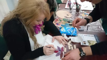 Tîrgumureşeanca Elena Pop pictează zâmbete pe feţele copiilor