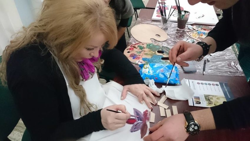 Tîrgumureşeanca Elena Pop pictează zâmbete pe feţele copiilor Tîrgumureşeanca Elena Pop pictează zâmbete pe feţele copiilor