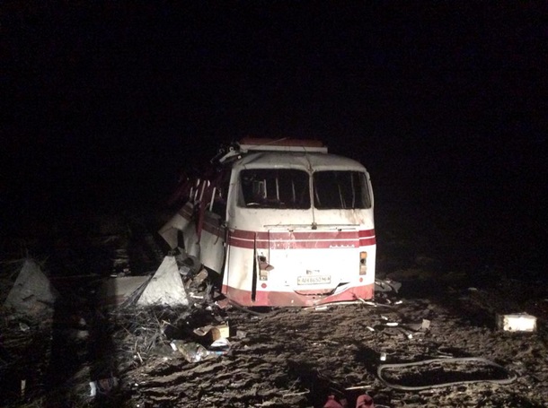 Patru morţi şi 19 răniţi în explozia unui autobuz Patru morţi şi 19 răniţi în explozia unui autobuz