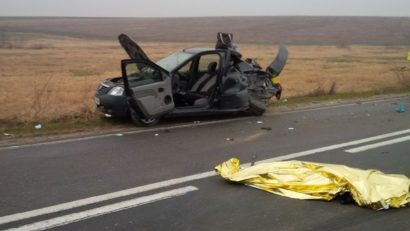 Accident cumplit în Timiş! Doi tineri au murit, azvârliţi din maşină