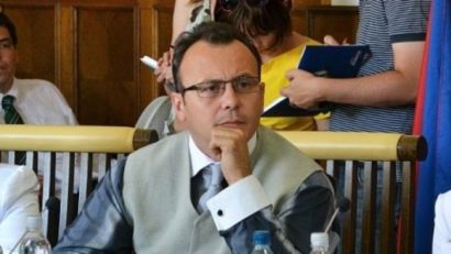 Consilierul local Mădălin Guruianu, care este şi liderul PNL Sfântu Gheorghe, a pichetat azi, sediul Inspectoratului Şcolar Judeţean Covasna