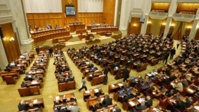 Senatorii şi deputaţii din Comisia pentru revizuirea Constituţiei se reunesc, astăzi, din nou, de la ora 13:00