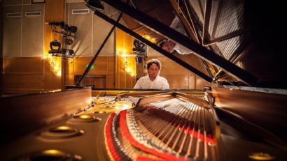 Horia Mihail aduce romantismul turneului Pianul Călător la Braşov, Reşiţa şi Timişoara
