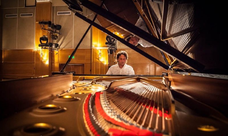 Horia Mihail aduce romantismul turneului Pianul Călător la Braşov, Reşiţa şi Timişoara Horia Mihail aduce romantismul turneului Pianul Călător la Braşov, Reşiţa şi Timişoara