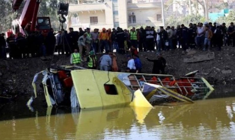 Cel puțin 35 de persoane au murit după ce un autocar a căzut într-un canal navigabil, în apropiere de Cairo Cel puțin 35 de persoane au murit după ce un autocar a căzut într-un canal navigabil, în apropiere de Cairo
