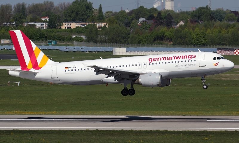 Primele echipe de intervenţie au ajuns la epava avionului Airbus A320 Primele echipe de intervenţie au ajuns la epava avionului Airbus A320