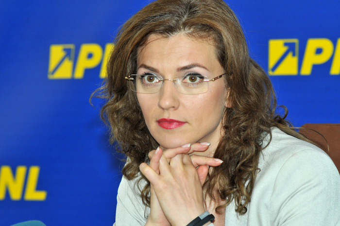 Partidul Naţional Liberal şi-a prezentat , ieri , programul de guvernare Partidul Naţional Liberal şi-a prezentat , ieri , programul de guvernare