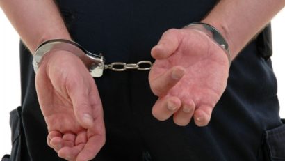 Doi poliţişti braşoveni, arestaţi pentru luare de mită