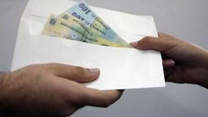 Un medic cercetat pentru fapte de corupţie a solicitat restituirea unei părţi din banii confiscaţi