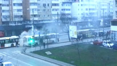 ( VIDEO) Un autobuz a luat foc în trafic în Iași