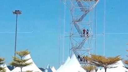 Două avioane s-au prăbuşit după un accident în timpul unui numar acrobatic