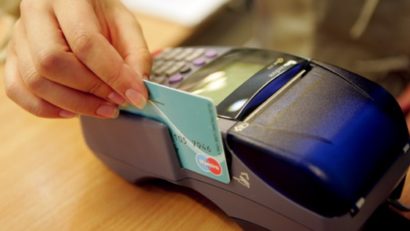 Doi bărbaţi din Tîrgu-Mureş au furat peste 6000 de lei de pe cardurile colegilor