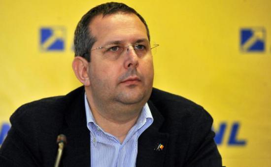 Deputatul PNL Theodor Nicolescu a fost reţinut azi pentru 24 de ore de procurorii DNA în dosarul ANRP Deputatul PNL Theodor Nicolescu a fost reţinut azi pentru 24 de ore de procurorii DNA în dosarul ANRP