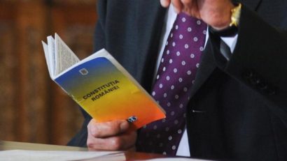 Comisia de revizuire a Constituţiei îşi reia mâine activitatea în parlament