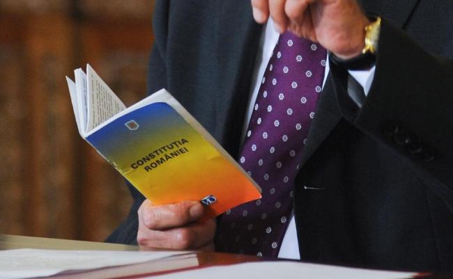 Comisia de revizuire a Constituţiei îşi reia mâine activitatea în parlament Comisia de revizuire a Constituţiei îşi reia mâine activitatea în parlament