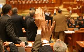 Deputaţii dezbat şi votează azi moţiunea simplă pe tema fondurilor europene