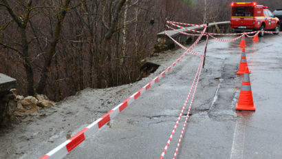 Drum județean din Sibiu, surpat în urma ploilor. Trafic deviat
