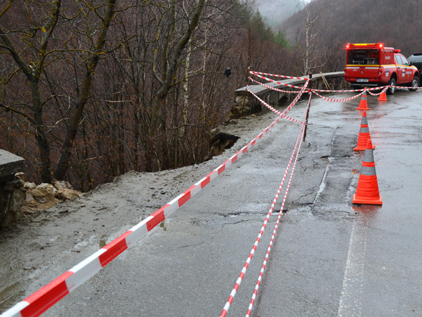 Drum județean din Sibiu, surpat în urma ploilor. Trafic deviat Drum județean din Sibiu, surpat în urma ploilor. Trafic deviat