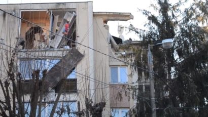 Explozie la un apartament din Odorheiu Secuiesc; proprietarul s-a aruncat de pe bloc şi a murit