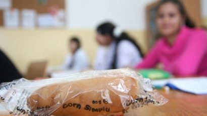 Corn fără dată de valabilitate, distribuit în școlile mureșene