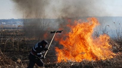 Pompierii, în alertă din cauza incendiilor de vegetaţie uscată
