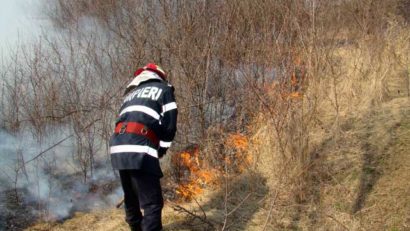 Au reînceput incendierile vegetației uscate în județul Mureș