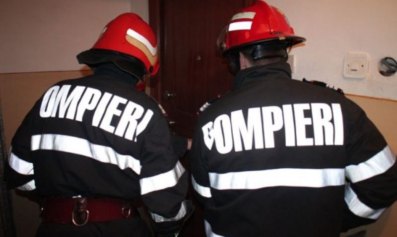 Intervenție a pompierilor pentru a pătrunde într-un apartament