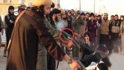 Islamiștii pun camere HD pe arme în timpul execuțiilor pentru ca filmările să arate că în jocurile video