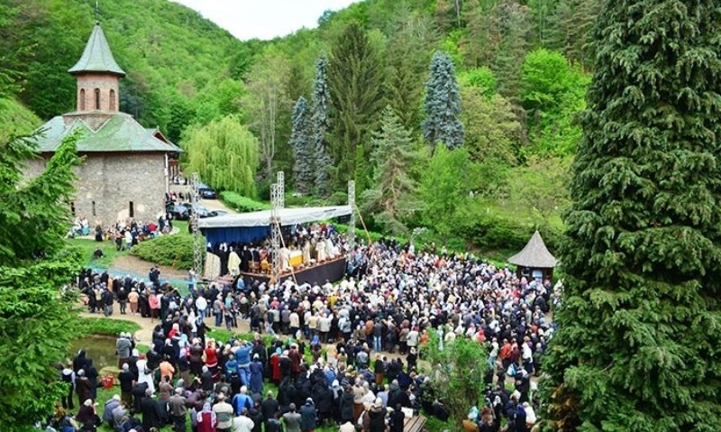 Peste 30.000 de credincioşi la Mănăstirea Prislop Peste 30.000 de credincioşi la Mănăstirea Prislop