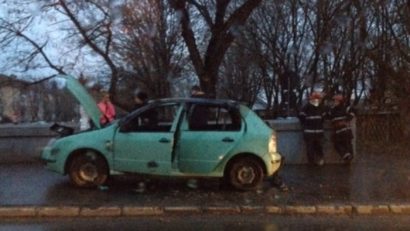 O maşină a luat foc în zona restaurantului Cocoşul de Aur din Tîrgu-Mureş