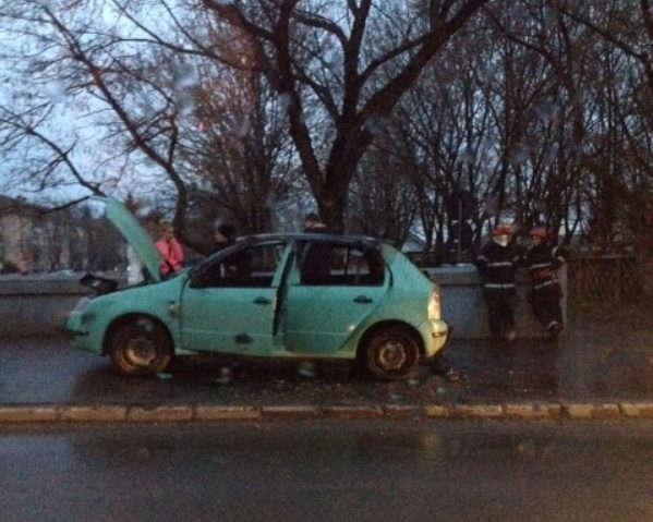 O maşină a luat foc în zona restaurantului Cocoşul de Aur din Tîrgu-Mureş O maşină a luat foc în zona restaurantului Cocoşul de Aur din Tîrgu-Mureş