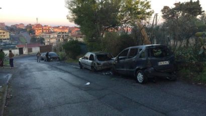 Cinci maşini cu număr românesc au fost incendiate în această dimineaţă într-un cartier de la periferia Romei