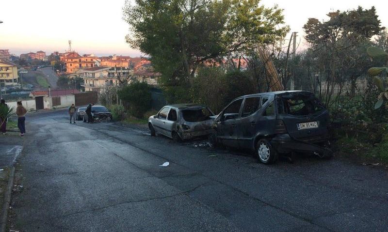 Cinci maşini cu număr românesc au fost incendiate în această dimineaţă într-un cartier de la periferia Romei Cinci maşini cu număr românesc au fost incendiate în această dimineaţă într-un cartier de la periferia Romei