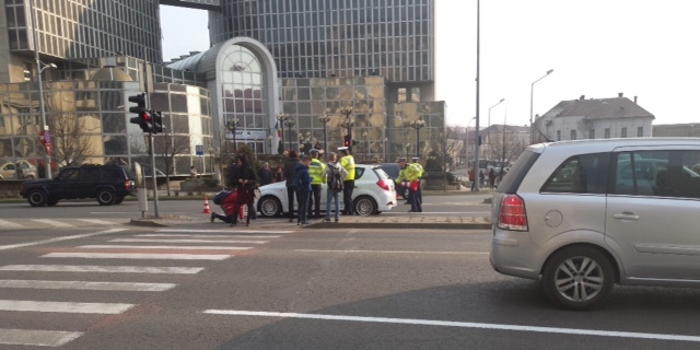 Bărbat lovit de o maşină pe trecerea de pietoni, în Tg.-Mureş Bărbat lovit de o maşină pe trecerea de pietoni, în Tg.-Mureş