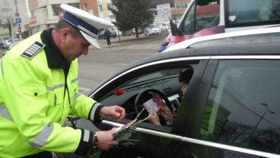 Mărțișoare de la polițiști pentru șoferițele mureșene