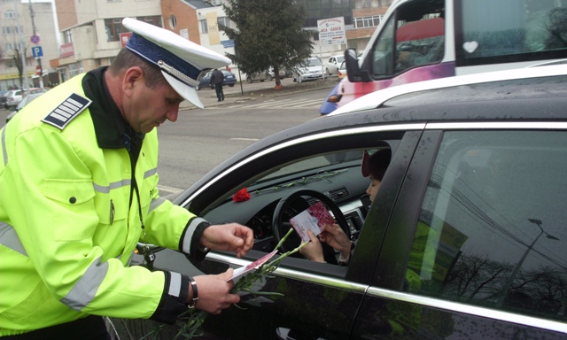 Mărțișoare de la polițiști pentru șoferițele mureșene Mărțișoare de la polițiști pentru șoferițele mureșene