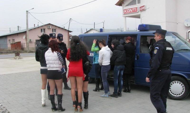 Amenzile pentru două prostituate, transformate în 600 de ore de muncă în folosul comunității Amenzile pentru două prostituate, transformate în 600 de ore de muncă în folosul comunității