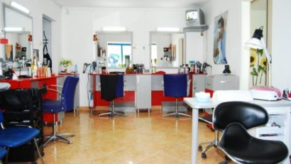 Zeci de saloane de înfrumusețare din Mureș folosesc instrumentar nesterilizat